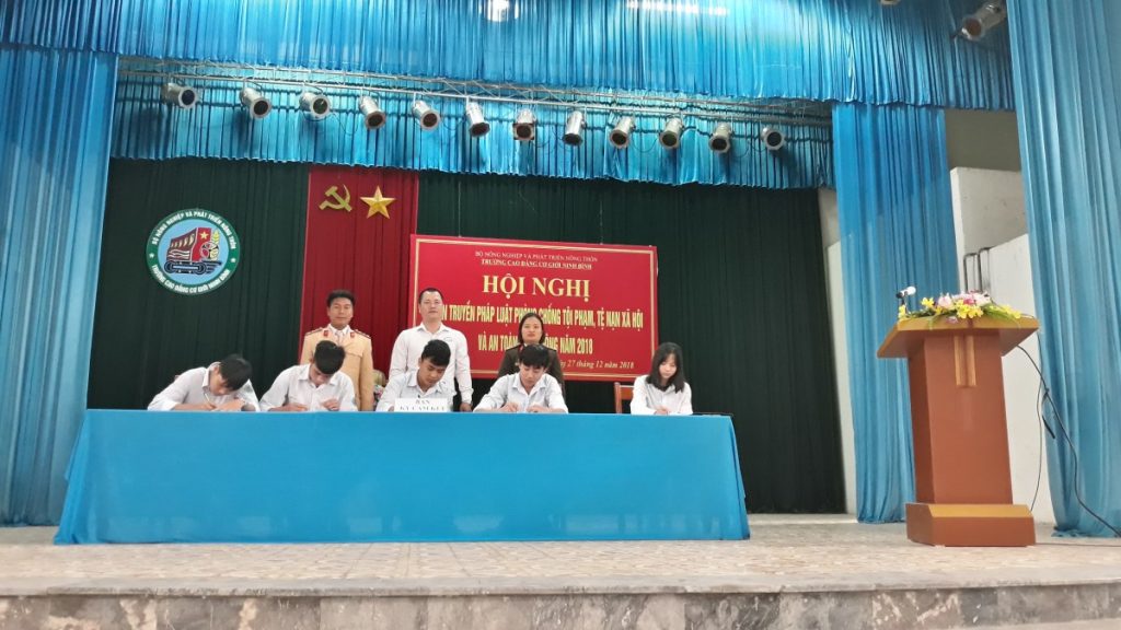Phối hợp với Công an tỉnh Ninh Bình tổ chức các Hội nghị tuyên truyền pháp luật, tệ nạn xã hội và ATGT cho HSSV toàn trường đầu năm học mới.