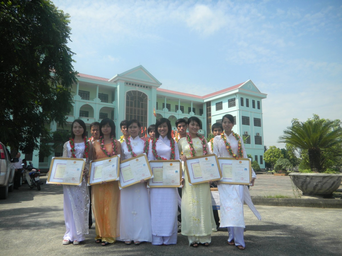 Hình ảnh nhận bằng tốt nghiệp của các em sinh viên Kế toán doanh nghiệp K39