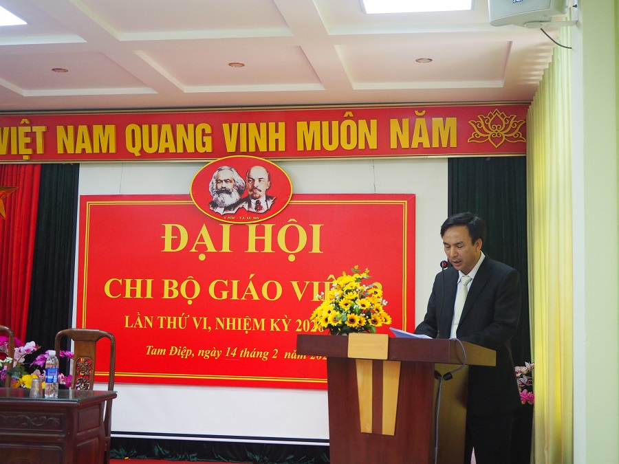 Đồng chí Phạm Văn Khái - Bí thư Chi Bộ lên điều hành chương trình Đại hội