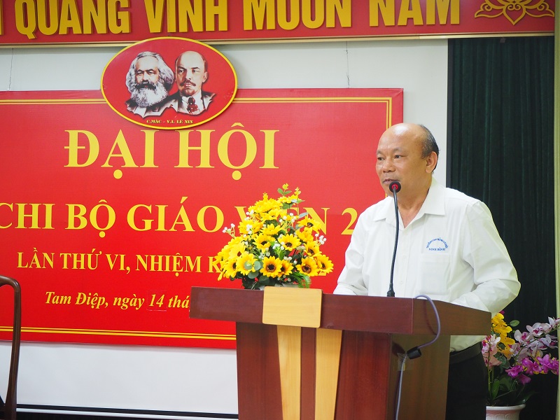 Đồng chí Nguyễn Văn Nhiu, Phó Bí thư Đảng bộ Trường lên phát biểu và chỉ đạo Đại hội