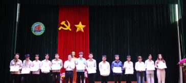 LỄ CHÀO CỜ THÁNG 5/2025 VÀ TRAO CÁC DANH HIỆU THI ĐUA HỌC KỲ 1, NĂM HỌC 2024-2025